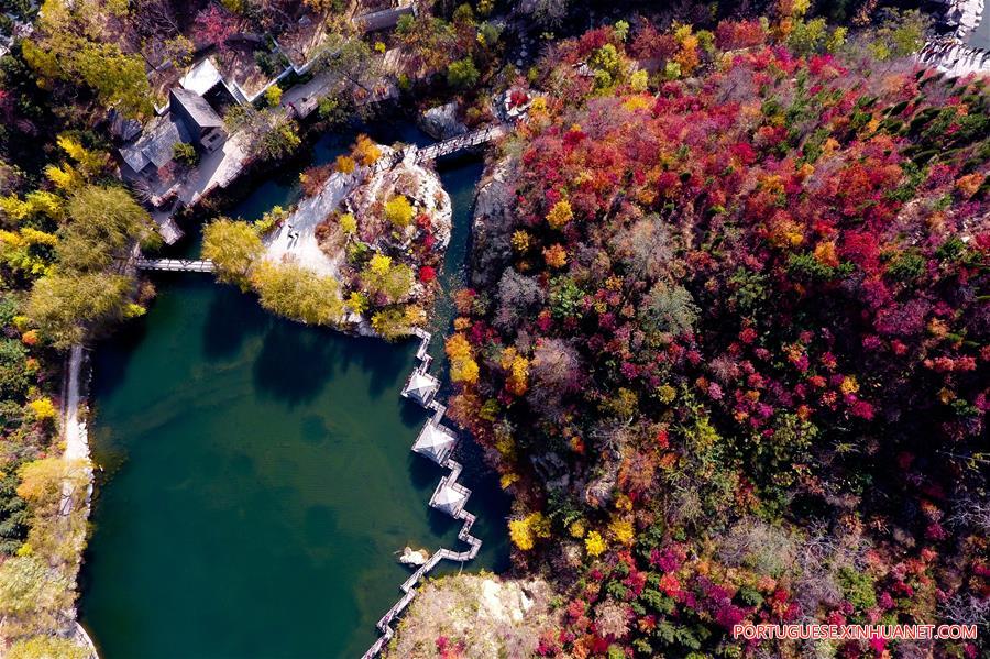 Turistas aproveitam paisagem da montanha Jiuru em Shandong, no leste da China