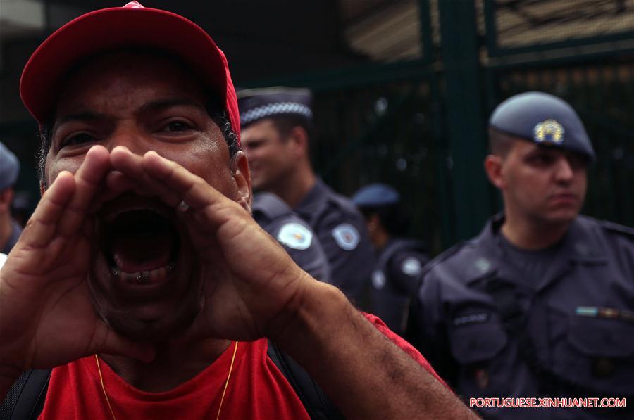 Membros do MTST participam de protesto em S?o Paulo