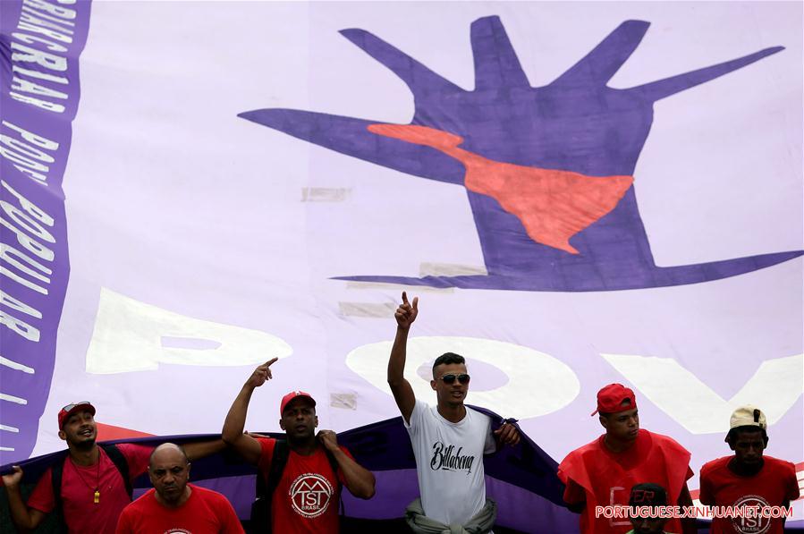 Membros do MTST participam de protesto em S?o Paulo