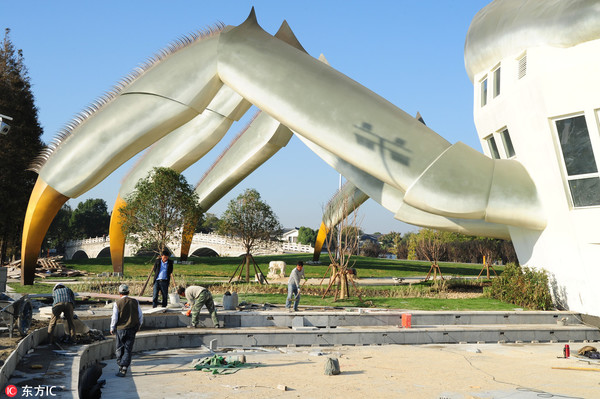 Constru??o de edifício em forma de caranguejo prossegue em Jiangsu