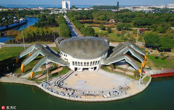 Constru??o de edifício em forma de caranguejo prossegue em Jiangsu