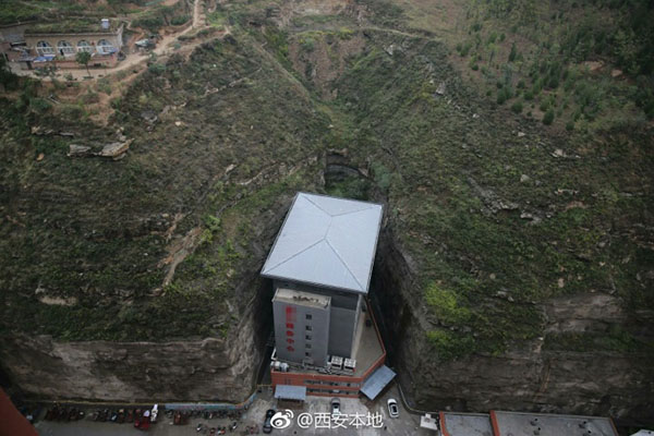 Hotel construído em fenda montanhosa atrai aten??o pública