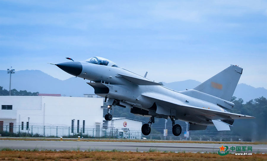 For?a Aérea da China realiza exercício de reabastecimento no sul do país
