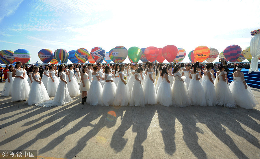 Galeria: 100 casais celebram casamento a bordo de bal?es de ar 