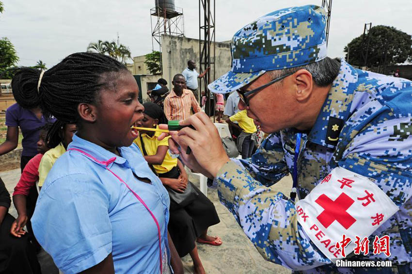 Navio-hospital chinês “Arco da Paz” oferece tratamento médico a crian?as deficientes em Mo?ambique