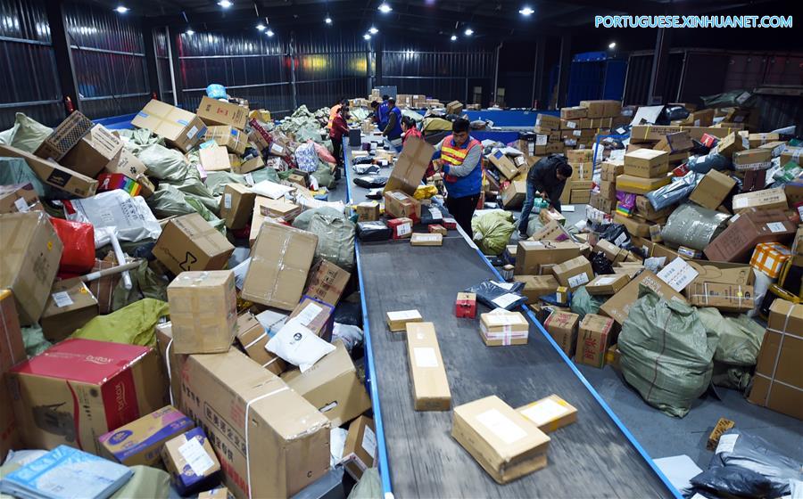 Servi?os de correio entregam 350 milh?es de encomendas após Dia dos Solteiros