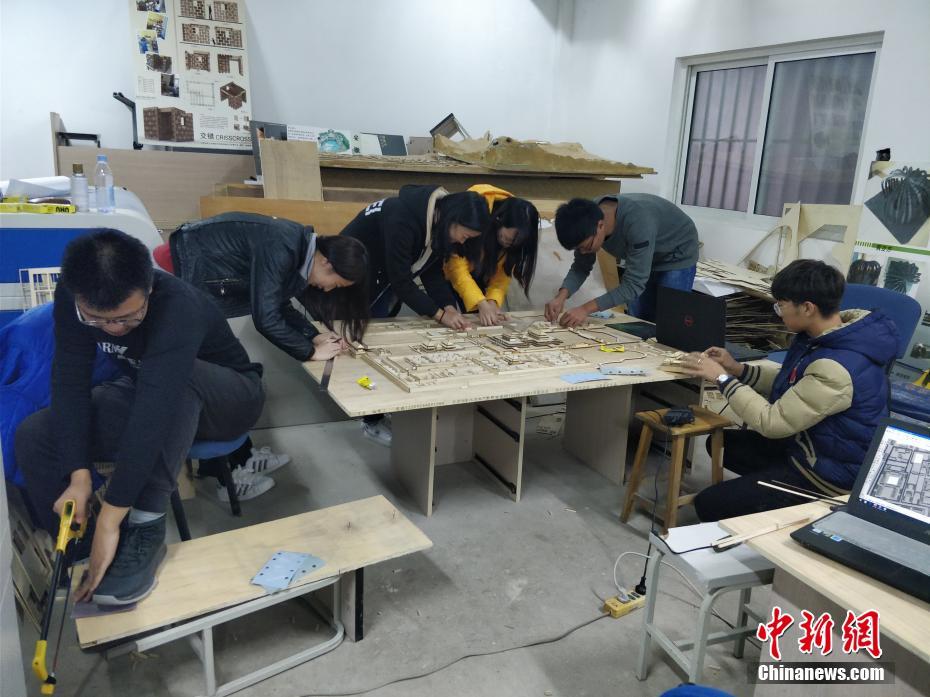 Universitários chineses constroem miniatura da Cidade Proibida em madeira