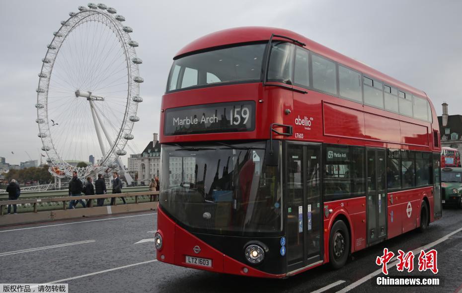 ?nibus ecológico abastecido com borras de café em opera??o em Londres