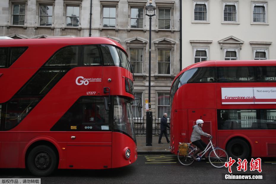 ?nibus ecológico abastecido com borras de café em opera??o em Londres
