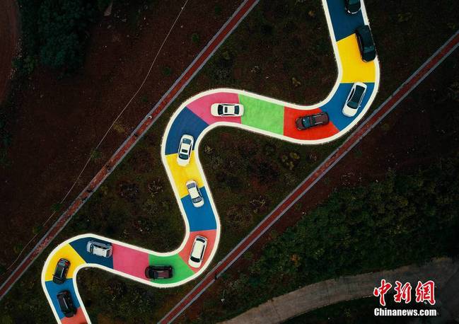 Chongqing: Rua colorida aberta à circula??o