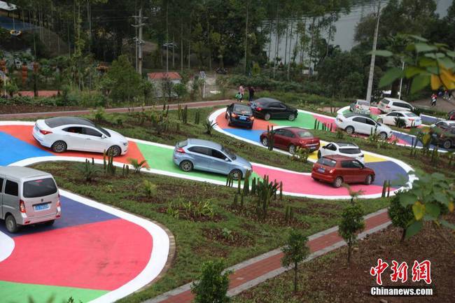 Chongqing: Rua colorida aberta à circula??o