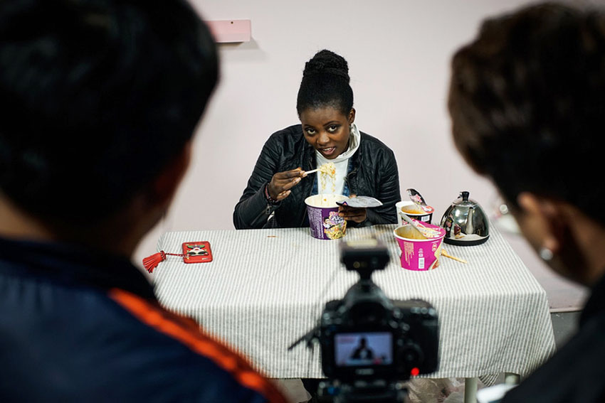 Jovem queniana torna-se celebridade da Internet na China