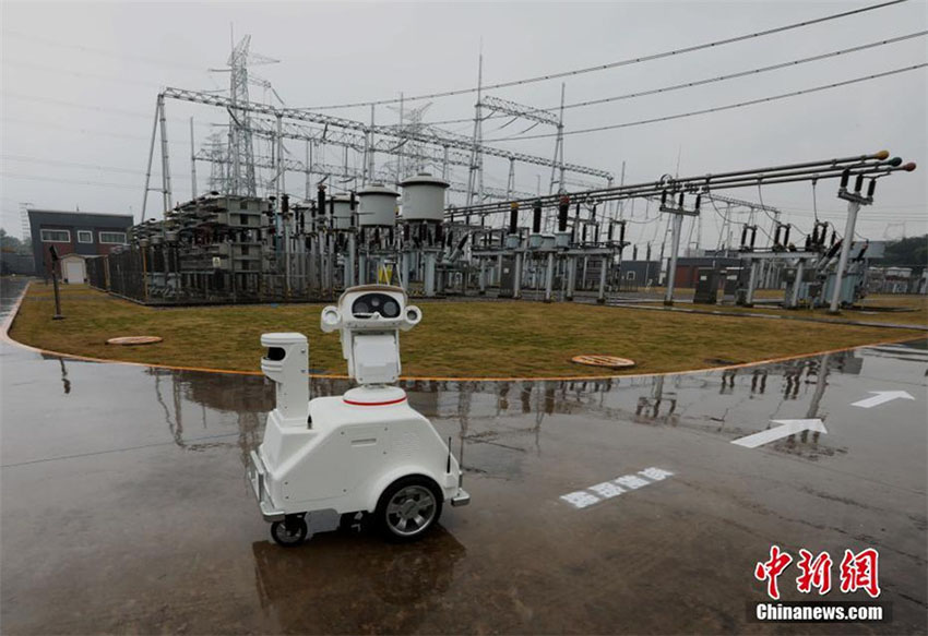 Rob? e drone patrulham sub-esta??o de alta voltagem em Chongqing
