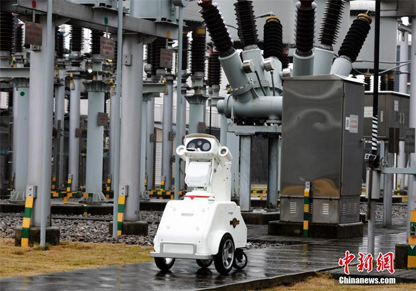 Rob? e drone patrulham sub-esta??o de alta voltagem em Chongqing