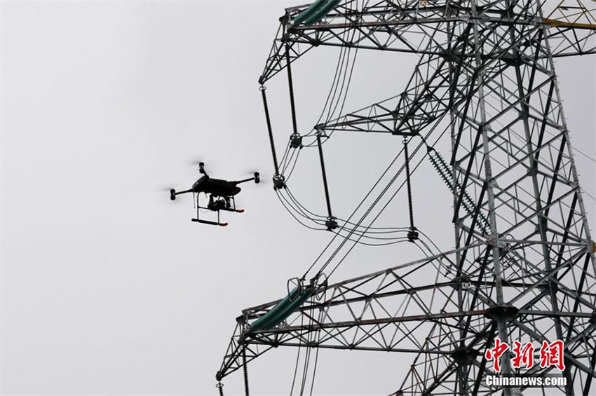 Rob? e drone patrulham sub-esta??o de alta voltagem em Chongqing