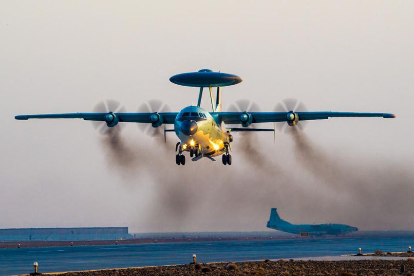 For?a Aérea do ELP realiza exercícios no deserto