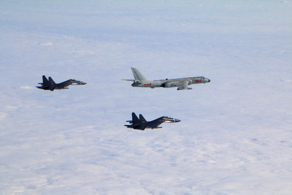 For?a Aérea da China realiza exercício em alto-mar