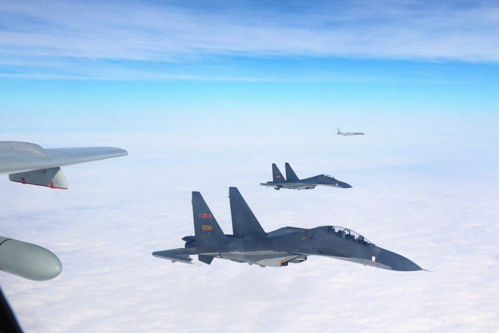 For?a Aérea da China realiza exercício em alto-mar