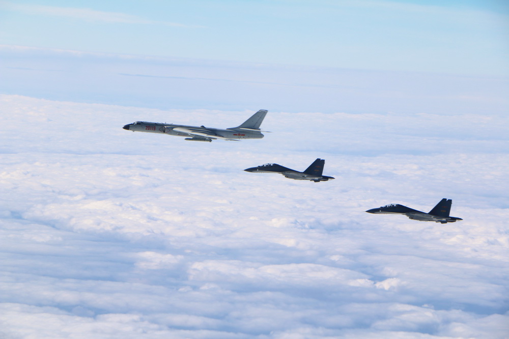 For?a Aérea da China realiza exercício em alto-mar