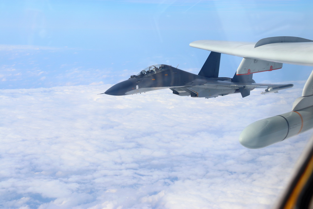 For?a Aérea da China realiza exercício em alto-mar