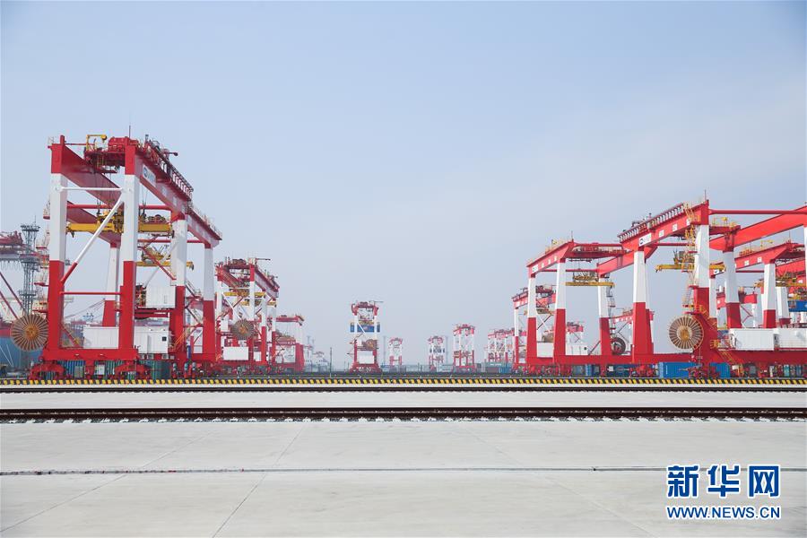 Maior terminal automatizado de contêineres do mundo aberto em Shanghai