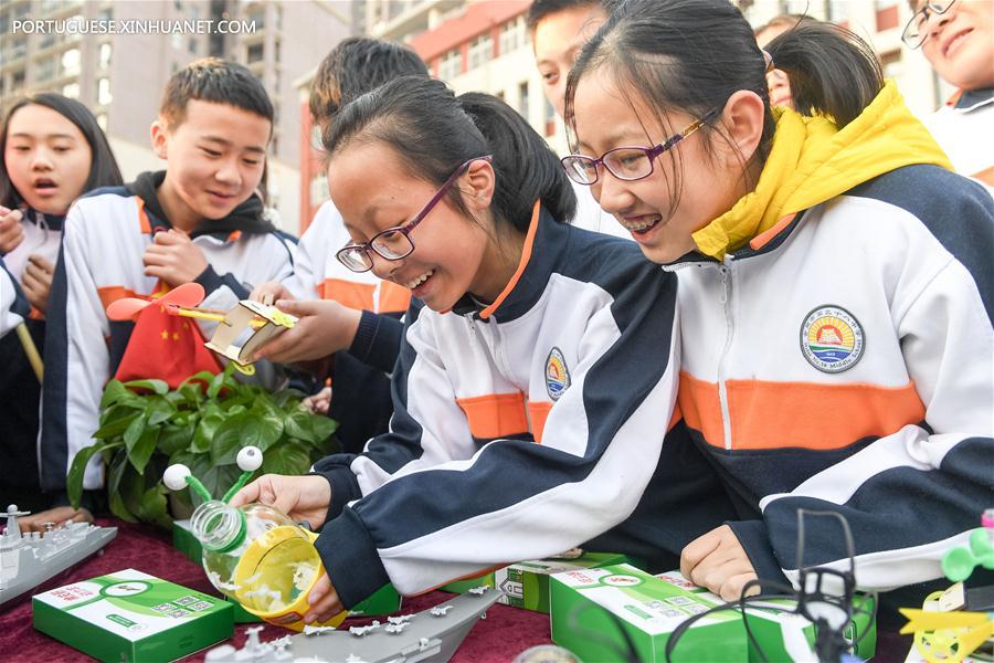 Alunos testam dispositivos feitos por colegas em escola secundária de Hefei