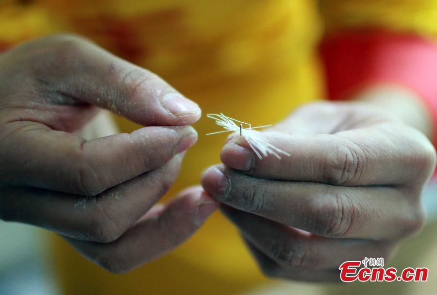 Insólito: Chef chines coloca 42 fios de macarr?o em orifício de agulha