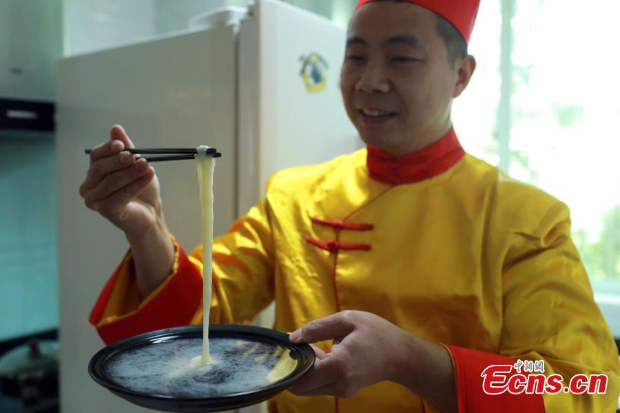 Insólito: Chef chines coloca 42 fios de macarr?o em orifício de agulha