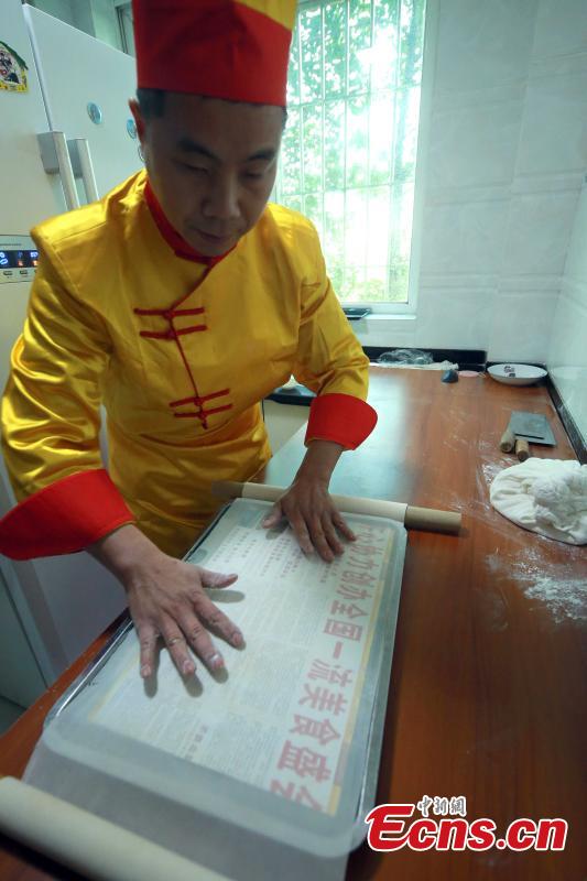Insólito: Chef chines coloca 42 fios de macarr?o em orifício de agulha
