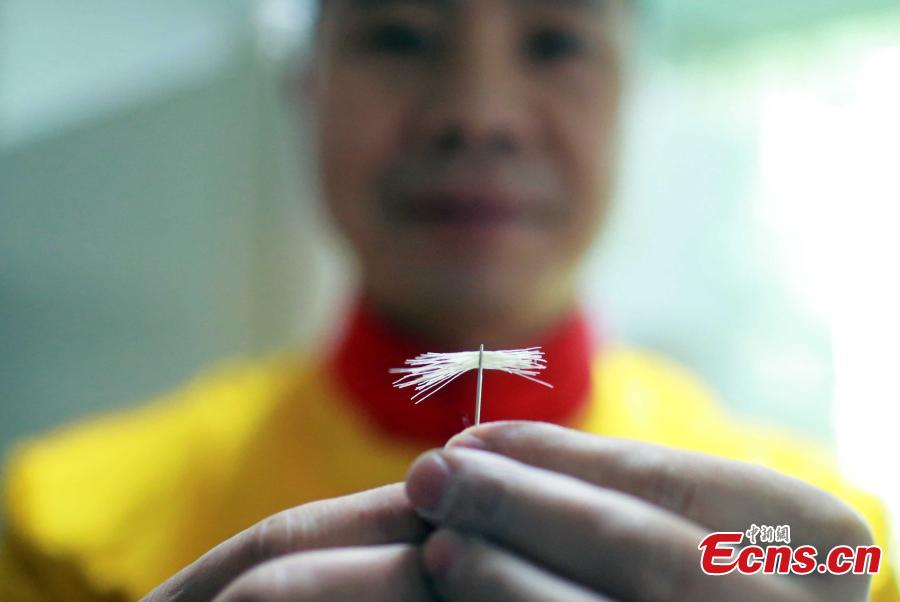 Insólito: Chef chines coloca 42 fios de macarr?o em orifício de agulha