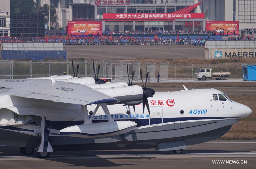 Primeira aeronave anfíbia de grande porte chinesa realiza voo inaugural