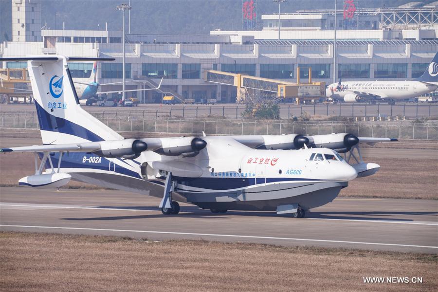 Primeira aeronave anfíbia de grande porte chinesa realiza voo inaugural