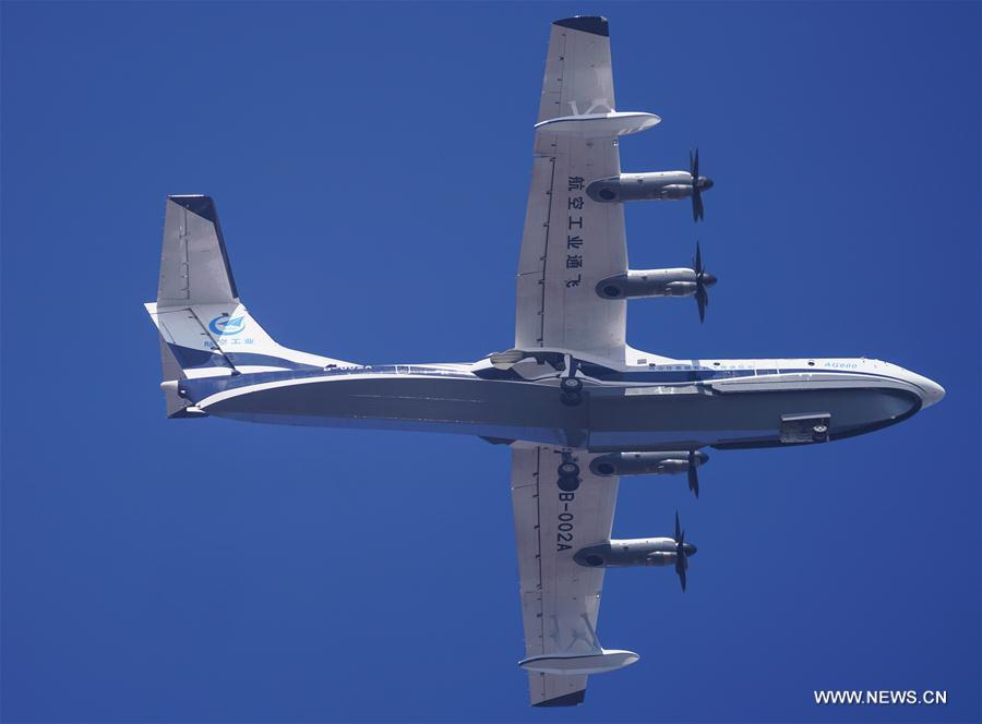 Primeira aeronave anfíbia de grande porte chinesa realiza voo inaugural