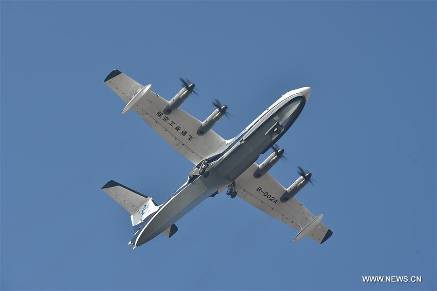 Primeira aeronave anfíbia de grande porte chinesa realiza voo inaugural