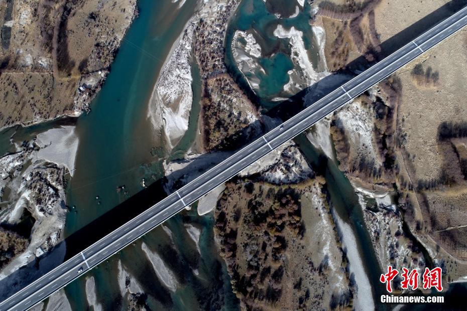 Galeria: Vis?o aérea da estrada entre Lhasa e Nyingchi 