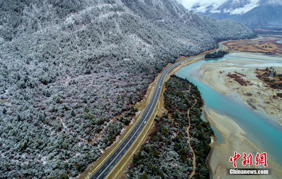 Galeria: Vis?o aérea da estrada entre Lhasa e Nyingchi 