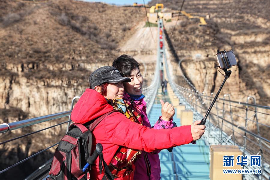 Ponte suspensa de vidro aberta ao público no norte da China