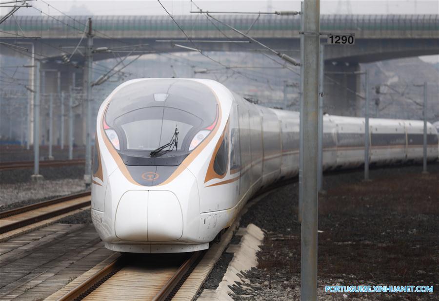 Trem-bala Fuxing inicia opera??o no sudoeste da China