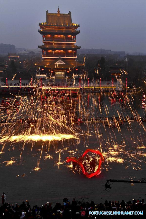 Pessoas interpretam dan?a do drag?o de fogo para celebrar o ano novo em Shandong