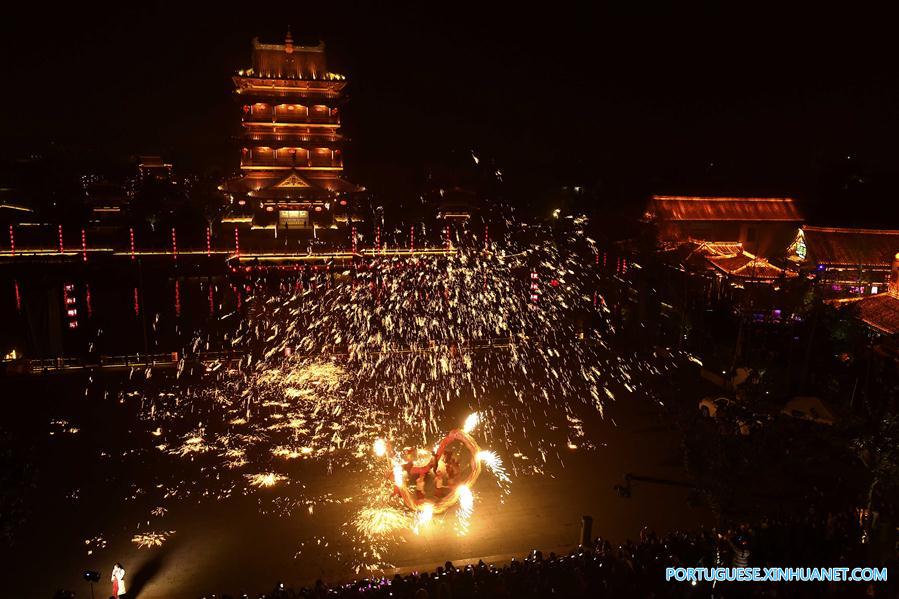 Pessoas interpretam dan?a do drag?o de fogo para celebrar o ano novo em Shandong