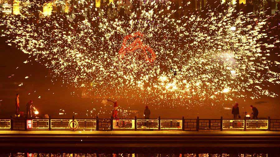 Pessoas interpretam dan?a do drag?o de fogo para celebrar o ano novo em Shandong