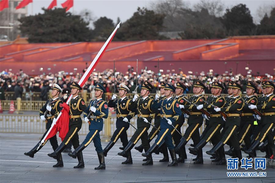 ELP assume deveres de hasteamento de bandeira na Pra?a Tian'anmen no Ano Novo
