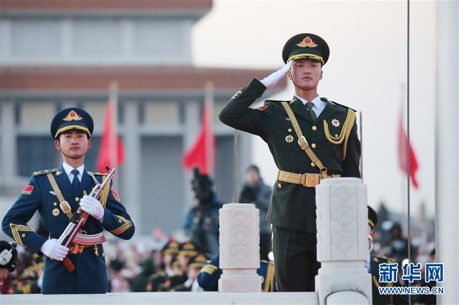 ELP assume deveres de hasteamento de bandeira na Pra?a Tian'anmen no Ano Novo