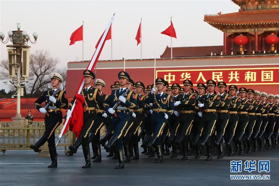 ELP assume deveres de hasteamento de bandeira na Pra?a Tian'anmen no Ano Novo