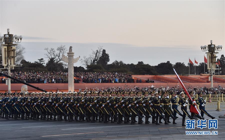 ELP assume deveres de hasteamento de bandeira na Pra?a Tian'anmen no Ano Novo