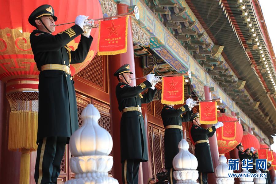 ELP assume deveres de hasteamento de bandeira na Pra?a Tian'anmen no Ano Novo