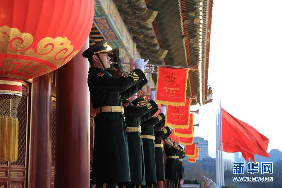 ELP assume deveres de hasteamento de bandeira na Pra?a Tian'anmen no Ano Novo
