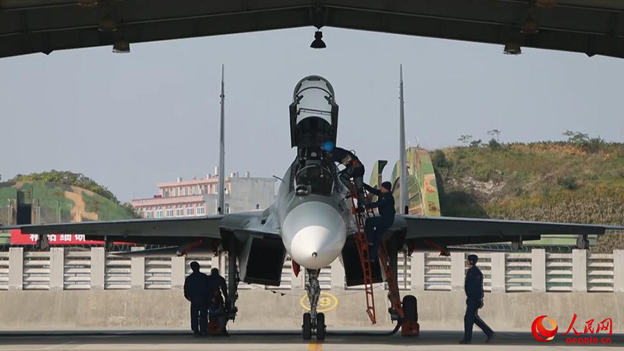 Ca?as chineses realizam simula??o de cenário de combate