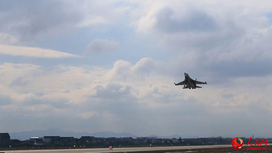 Ca?as chineses realizam simula??o de cenário de combate