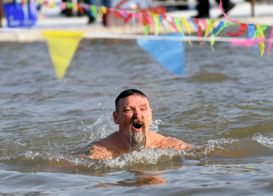 600 Entusiastas da nata??o competem em temperaturas de 20 graus negativos